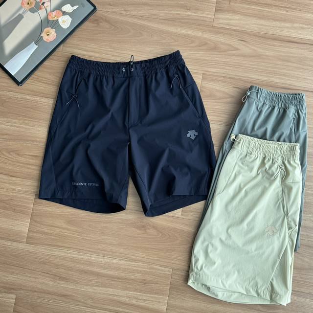 发 ，店主严选，迪家Essential系列男士梭织短裤夏季新品，90周年设计款梭织运动短裤。采用高品质运动属性梭织面料制作，面料轻舒适度高，夏天穿清爽同时具有吸