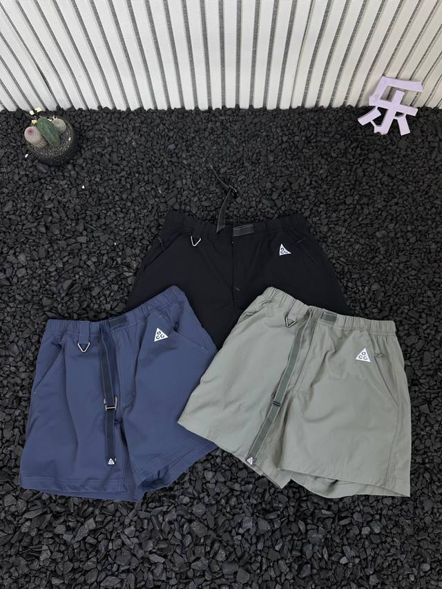 夏季机能风 原厂品质 Acg 微标刺绣Logo 防水透气 纯色飘带短裤 男女款 定织梭织面料，防水涂层！！夏季不闷热，透气舒适型！定制飘带以及开模五金速脱卡扣。