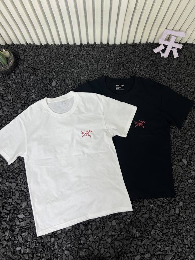 Arc'teryx 始祖鸟 后背大鸟Logo印花休闲短袖T恤 男女同款 夏日炎炎，一件舒适又时尚的短袖T恤必不可少，可隆这款短袖绝对是你的夏日救星！可隆作为知名