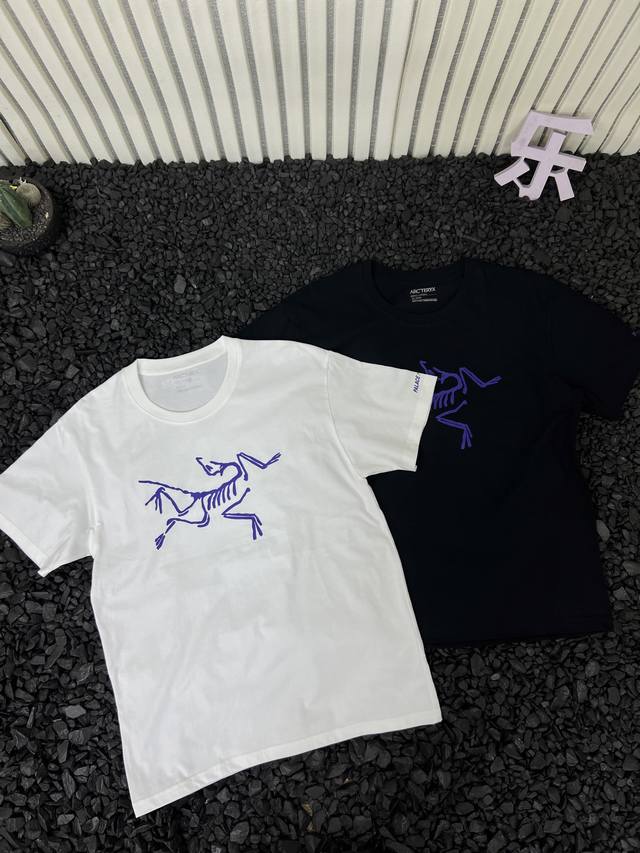 Arc'teryx 始祖鸟 联名Palace 后背经典三角印花休闲短袖T恤 男女同款 夏日炎炎，一件舒适又时尚的短袖T恤必不可少，可隆这款短袖绝对是你的夏日救星