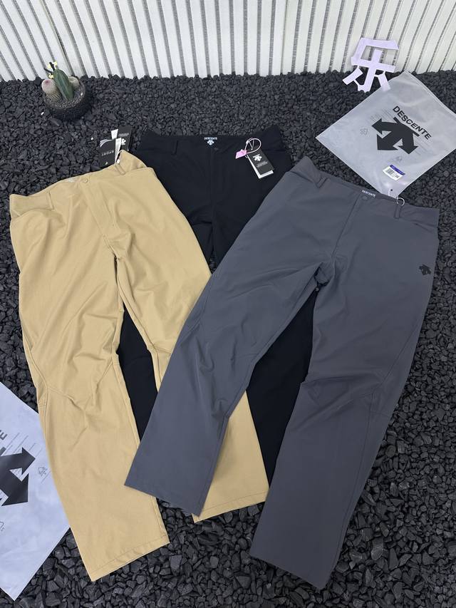 Descente 迪桑特 专柜同款跑步运动健身梭织运动休闲长裤 男款 采用质感梭织面料挺括，顺滑舒爽。专业立体版型裁剪，为动态穿着提供舒适延展性。方便收纳手机等