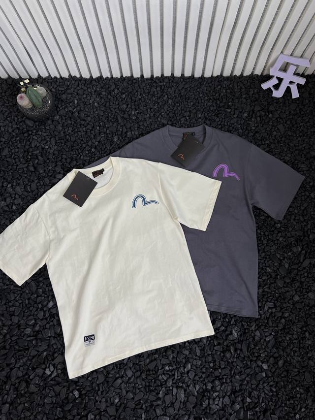 福神 Evisu 夏季胸前小海鸥Logo纯色休闲宽松短袖T恤上衣 浅杏色温柔似水，碳灰色酷帅百搭，一个清新文艺，一个低调沉稳，轻松适配不同风格需求！男女同款的设
