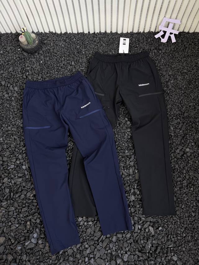 露露 Lulu 夏季新品字母印花软壳速干休闲商务男士长裤 解锁夏日酷感穿搭！露露字母裤惊艳登场！速干黑科技+显瘦神剪裁，连健身博主都疯狂安利的宝藏单品，谁穿谁是