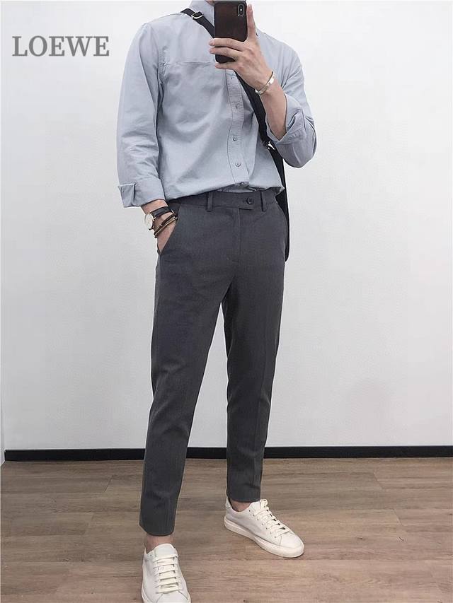 Loewe 罗意威休闲商务短裤百搭九分裤 秋日里，能完美Hold住商务工作与派对休闲的裤子，九分西裤绝对算一种。裁剪得体的九分裤不仅以一种简单的方式来低调秀出你