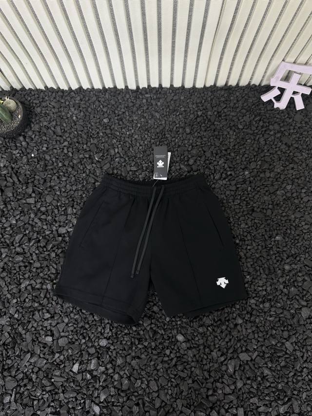 Descente 迪桑特 纯色Logo刺绣五分透气舒适休闲短裤 男女同款 品牌介绍：安踏旗下三箭头之一 热度丝毫不输始祖鸟 迪桑特的品牌名 Descente 取
