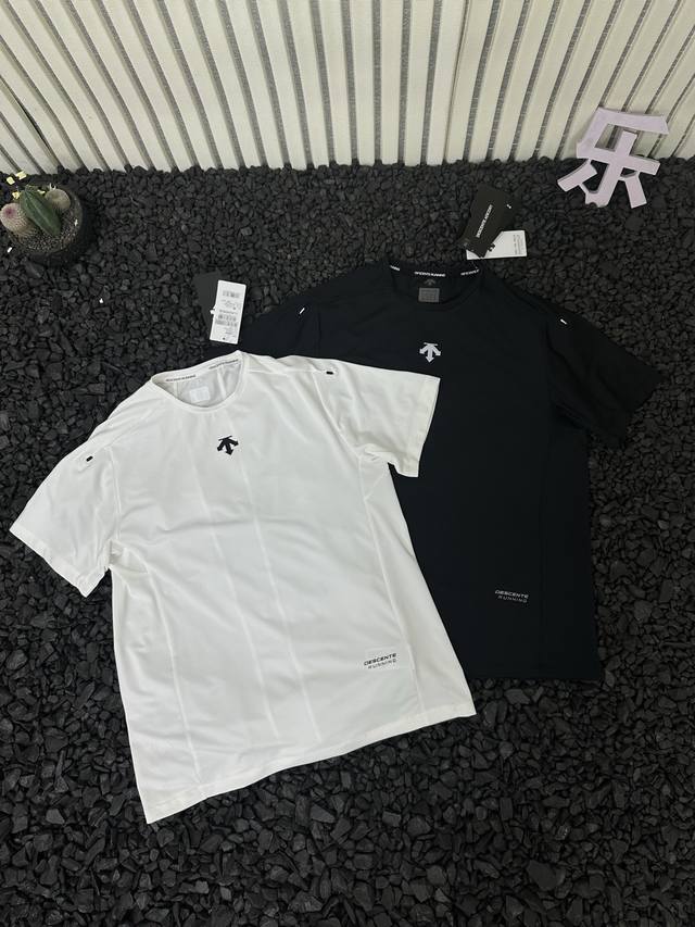 Descente 迪桑特 Running系列 夏季休闲运动圆领透气短袖T恤 男女同款 品牌介绍：安踏旗下三箭头之一 热度丝毫不输始祖鸟 迪桑特的品牌名 Desc