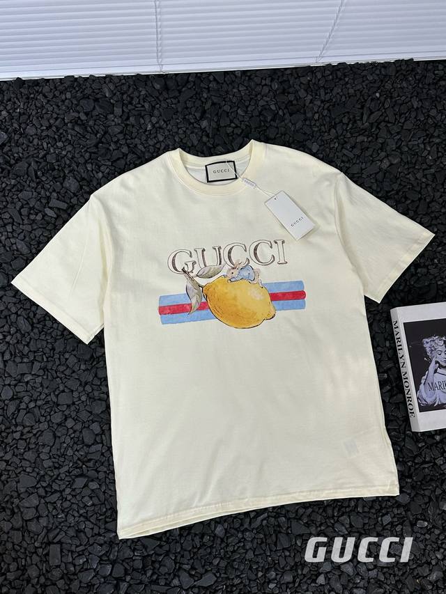 Gucci 古驰 24Ss夏季新款柠檬字母Logo印花短袖T恤 热度款Tee！潮男潮女必备单品！可随意穿搭！对色对位直喷工艺！图案呈现出来立体感效果非常棒！区别