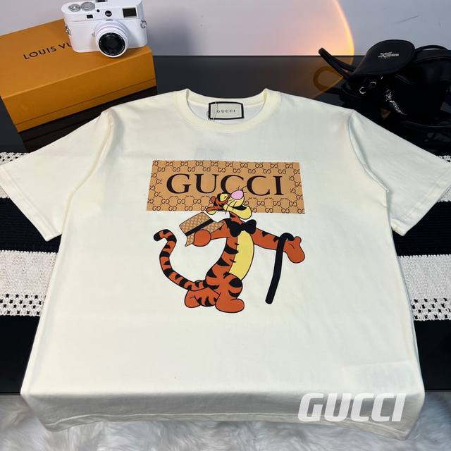 Gucci 古驰 23Ss夏季新款童趣跳跳虎卡通印花短袖T恤 热度款Tee！潮男潮女必备单品！可随意穿搭！对色对位直喷工艺！图案呈现出来立体感效果非常棒！区别普