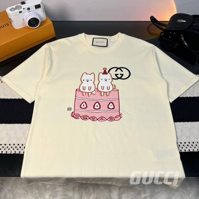 Gucci 古驰 23Ss夏季新款猫咪蛋糕短袖T恤情侣款 热度款Tee！潮男潮女必备单品！可随意穿搭！对色对位直喷工艺！图案呈现出来立体感效果非常棒！区别普通印