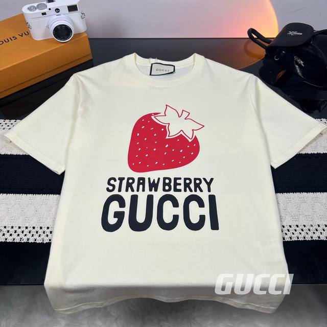 Gucci 古驰 23Ss夏季新款草莓Logo印花短袖T恤 热度款Tee！潮男潮女必备单品！可随意穿搭！对色对位直喷工艺！图案呈现出来立体感效果非常棒！区别普通