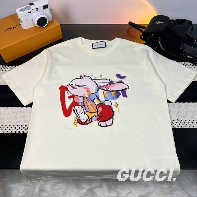 Gucci 古驰 23Ss新款长耳朵兔子印花短袖T恤情侣款 热度款Tee！潮男潮女必备单品！可随意穿搭！对色对位直喷工艺！图案呈现出来立体感效果非常棒！区别普通