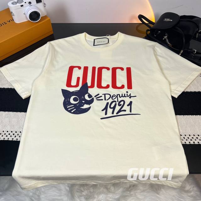 Gucci 古驰 23Ss夏季新款卡通猫咪印花短袖T恤 热度款Tee！潮男潮女必备单品！可随意穿搭！对色对位直喷工艺！图案呈现出来立体感效果非常棒！区别普通印花