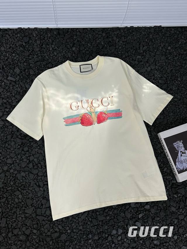 Gucci 古驰 23Ss夏季新款甜甜草莓字母Logo印花短袖T恤 热度款Tee！潮男潮女必备单品！可随意穿搭！对色对位直喷工艺！图案呈现出来立体感效果非常棒！