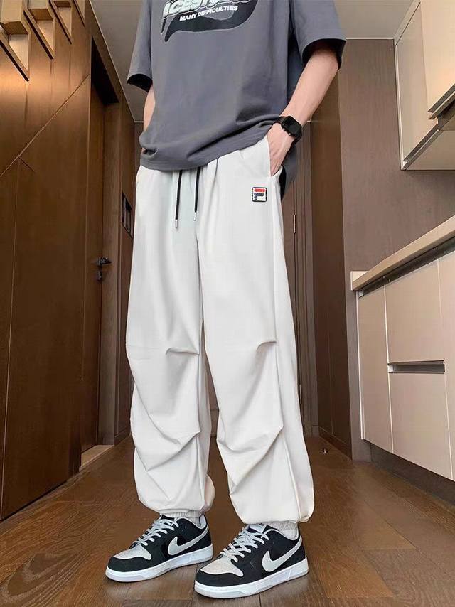 Fila 斐乐 美式伞兵裤2025夏季薄款冰丝凉感速干宽松休闲裤 松弛感！松紧腰！零束缚！双褶设计 立体挺括有型 男士伞兵休闲裤 3D 立体裁剪工装机能春夏款两