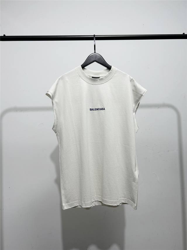 背心，背心，背心！高版本，质量很好！巴黎世家 Balenciaga微破洞背心！胸前一排字母刺绣心！此款尺码偏大，最小Xs穿到145斤左右！最大穿到200多斤！