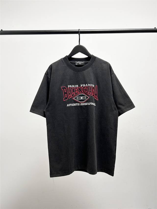 高版本，质量很好！原版包装，柜子最新款领标！巴黎世家 Balenciaga男女同款Authentic红字母刺绣短袖T恤！此款尺码偏大，最小Xs穿到 斤左右！最大