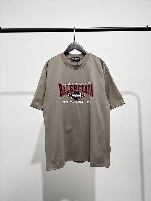高版本，质量很好！原版包装，柜子最新款领标！巴黎世家 Balenciaga男女同款Authentic红字母刺绣短袖T恤！此款尺码偏大，最小Xs穿到 斤左右！最大