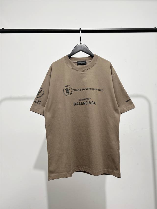 高版本，质量很好！巴黎世家 Balenciaga男女同款 粮农组织麦穗发泡印花 短袖T恤！此款尺码偏大，最小Xs穿到 斤左右！最大穿到200多斤！ 巴黎世家Ba