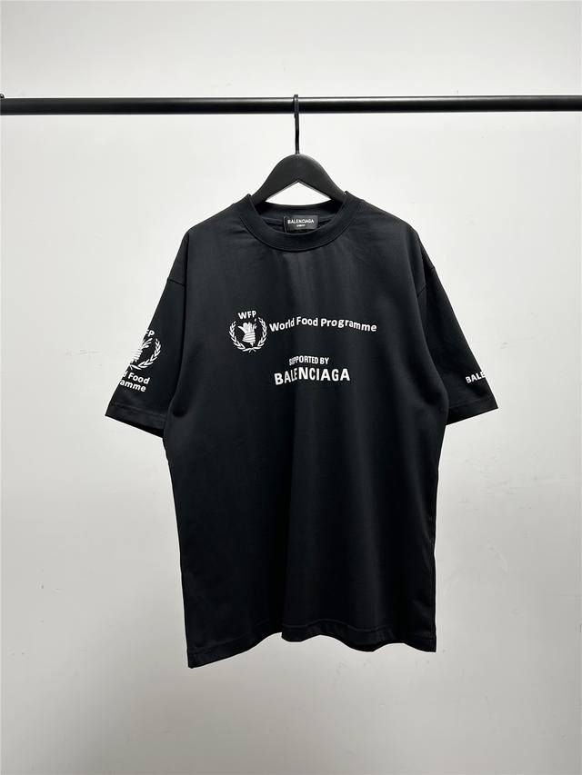 高版本，质量很好！巴黎世家 Balenciaga男女同款 粮农组织麦穗发泡印花 短袖T恤！此款尺码偏大，最小Xs穿到 斤左右！最大穿到200多斤！ 巴黎世家Ba