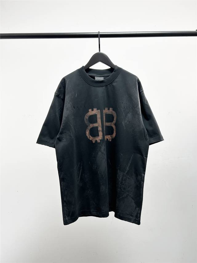 高版本，质量很好！原版包装，柜子最新款领标！巴黎世家 Balenciaga男女同款比特币字母短袖T恤！此款尺码偏大，最小Xs穿到 斤左右！最大穿到200斤！ 巴