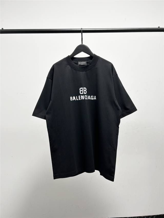 高版本，质量很好！巴黎世家 Balenciaga胸前马赛克模糊印花，双B重影字母男女同款刺绣字母短袖T恤！此款尺码偏大，最小Xs穿到145斤左右！最大穿到200