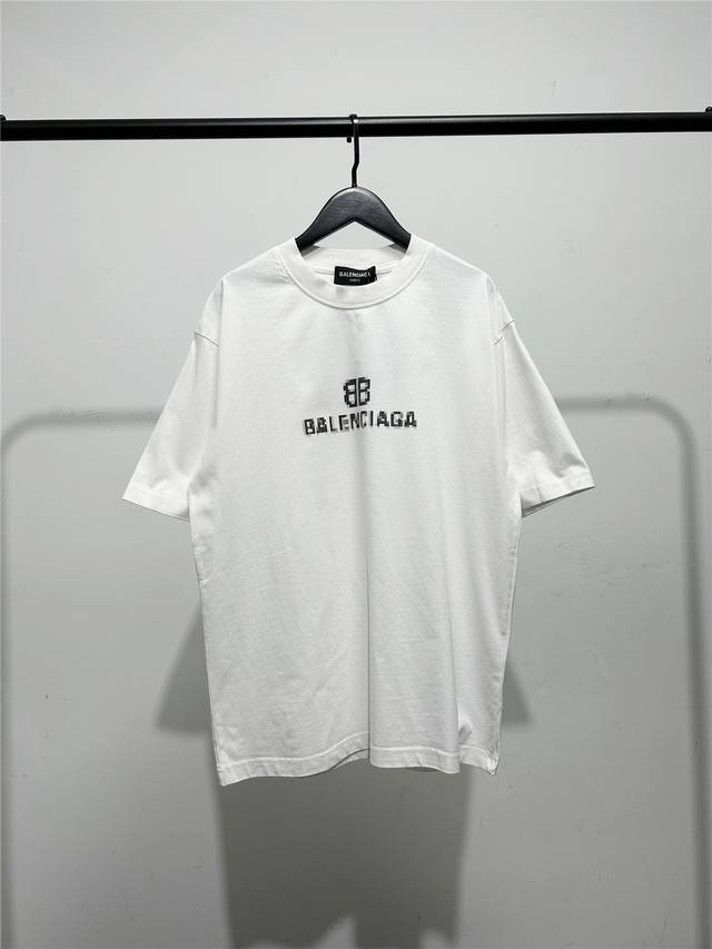 高版本，质量很好！巴黎世家 Balenciaga胸前马赛克模糊印花，双B重影字母男女同款刺绣字母短袖T恤！此款尺码偏大，最小Xs穿到145斤左右！最大穿到200