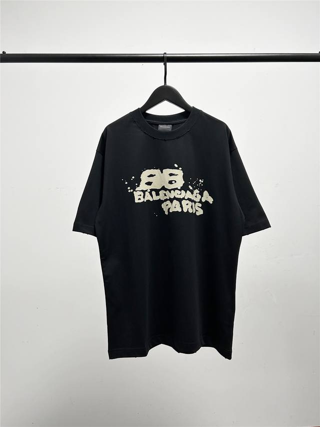 高版本，质量很好！原版包装，柜子最新款领标！巴黎世家 Balenciaga男女同款泼墨印花字母短袖T恤！此款尺码偏大，最小Xs穿到 斤左右！最大穿到220斤！