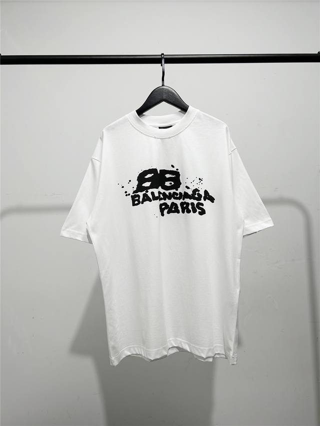 高版本，质量很好！原版包装，柜子最新款领标！巴黎世家 Balenciaga男女同款泼墨印花字母短袖T恤！此款尺码偏大，最小Xs穿到 斤左右！最大穿到220斤！