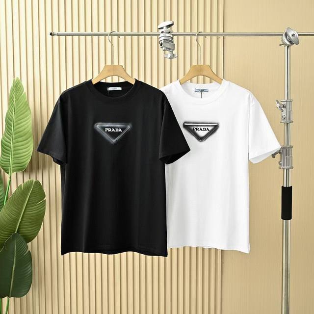 上新 Prada 普拉达 新款刺绣 Logo 工艺喷画正肩圆领短袖T恤，男女同款情侣同款！ -尺码： Xs-L 颜色：黑色 白色 购入原版开模打造，全套定制辅料