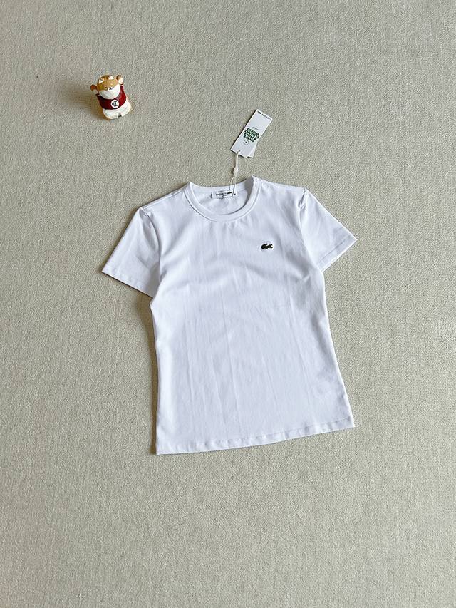 报单款号06112。 纯色简约Lacoste法鱼家女装纯色棉质简约圆领正肩修身短袖T恤 Tf7218 经典法式简约风格的代表作，适合追求低调质感的日常穿搭。 采