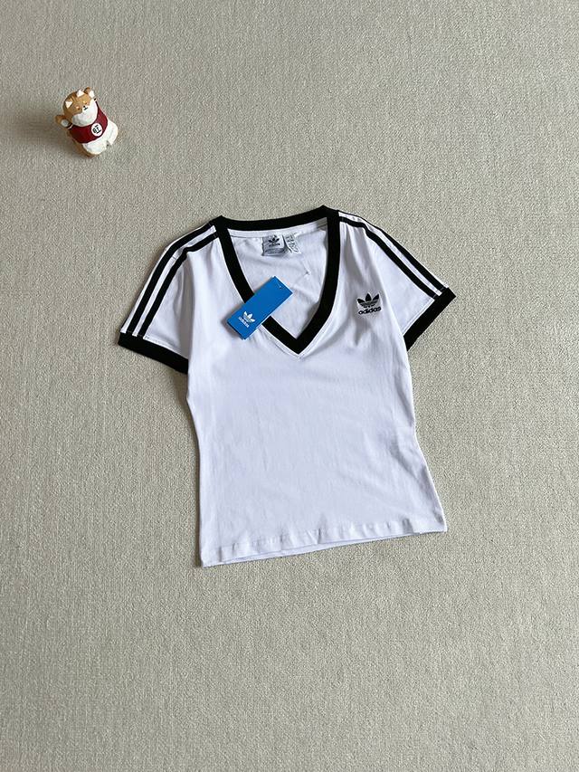 报单款号06102。 终于等到你，仙气满满。 Adidas Originals 3-Strioes V-Neck Slim 三条杠拼色B领修身T恤。 不得不说