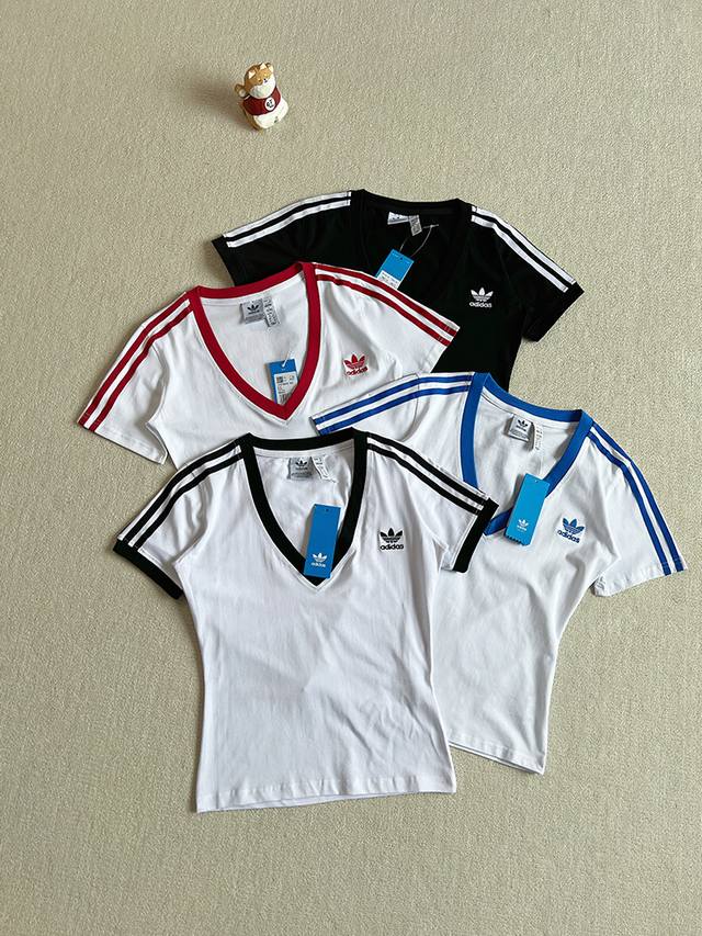 报单款号06102。 终于等到你，仙气满满。 Adidas Originals 3-Strioes V-Neck Slim 三条杠拼色B领修身T恤。 不得不说