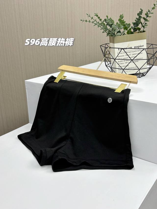 包，一包2条！极度经典的小黑热裤，Lululemon最新款女士黑色提臀高腰热裤，外穿时尚高腰女团弹力短裤！视觉增高8Cm 拉长美腿 提臀收腹，上身真的巨炸裂！一