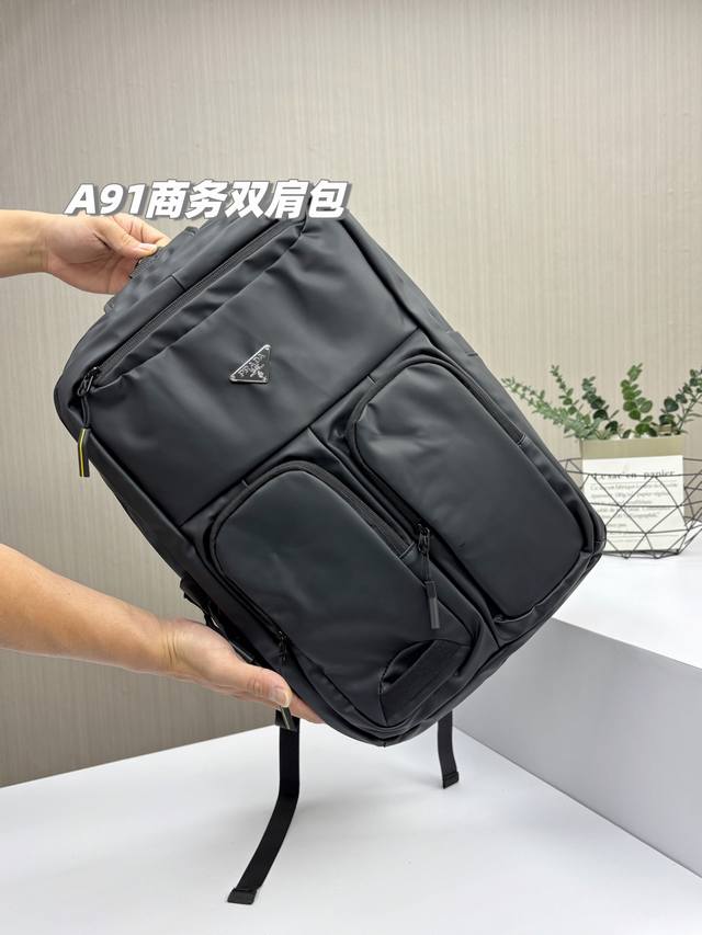 高级感好物！2025最新款普拉达全功能皮面大容量商务休闲双肩包，超大容量旅行双肩包！三层收纳的必入的一款多功能旅行双肩包，容量堪比行李箱，男士上身尽显绅士，女士