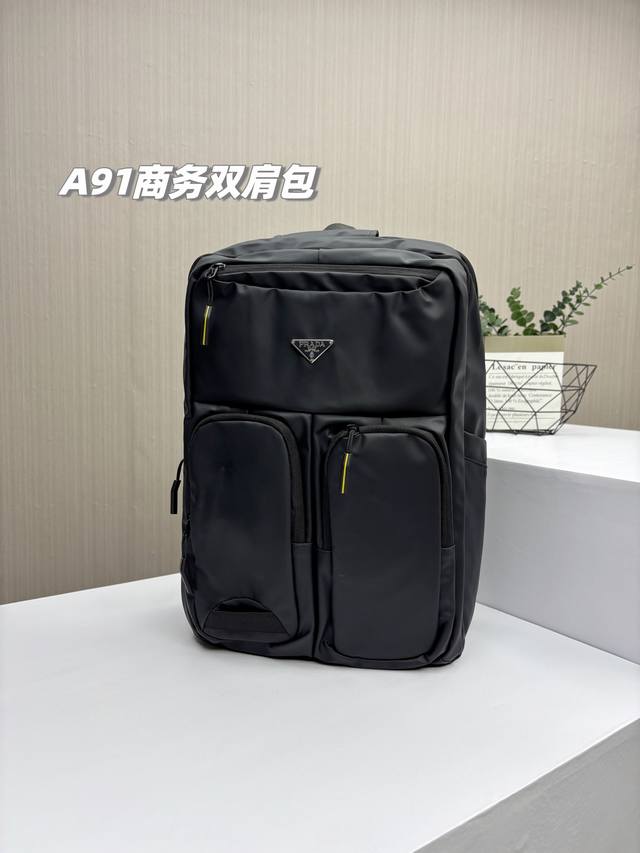 高级感好物！2025最新款普拉达全功能皮面大容量商务休闲双肩包，超大容量旅行双肩包！三层收纳的必入的一款多功能旅行双肩包，容量堪比行李箱，男士上身尽显绅士，女士