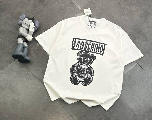 潮牌Moschino 莫期奇诺小熊短袖T恤宽松，版型 上身超显瘦 胸前简约大气斑驳熊印花 采用进口热，转印 效果栩栩如生 区分印花版本 百洗不掉 呈现最佳的色泽