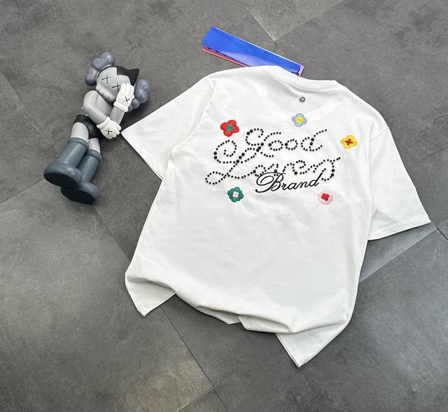 潮牌 Goodbrand高品珍珠刺绣点缀情侣款短袖T恤！ ：240G双纱潮牌专用棉，纹理清晰，质感满满，同缸定染1×1无色差精密纯棉螺纹，层搭叠穿，自留好货，强