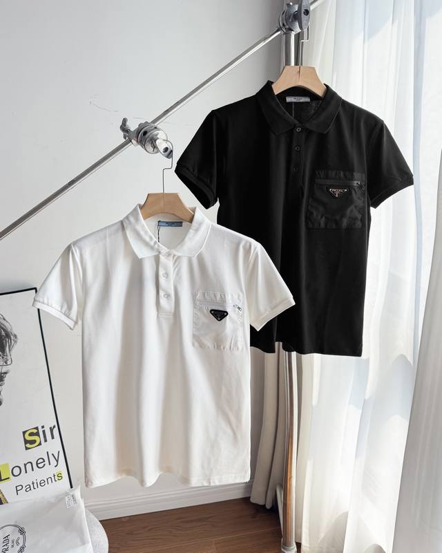 供 顶级复刻 Prada普拉达2025Ss新款贴布口袋铁牌徽标Polo衫T恤 原版面料高版本高品质 网红明星同款 采用跟原版面料 胸前万针刺绣标识 定制定染 手