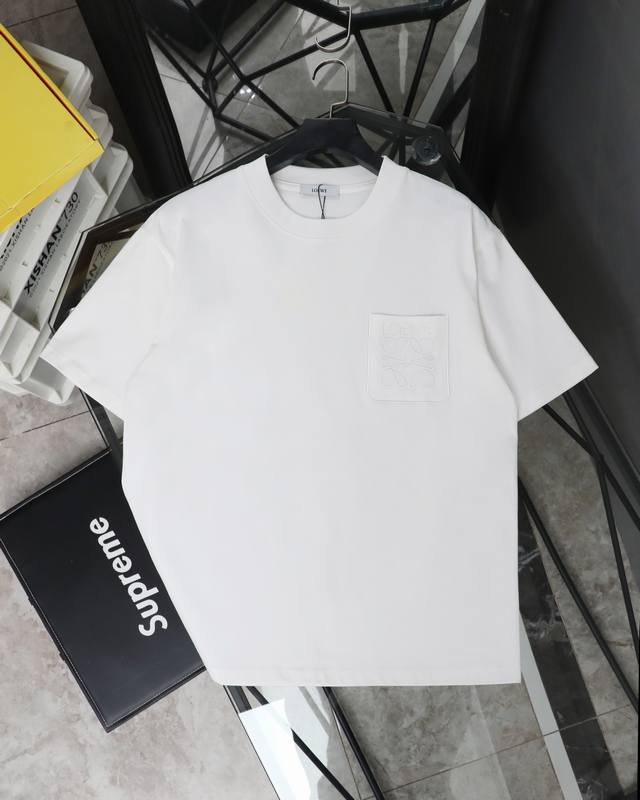 顶级版本 Loewe 罗意威 25Ss最新立体口袋刺绣Logo短袖T恤 2025早春新款T恤面料採用 %進口棉！40S+30天絲棉製造而成 克重高达260克 出