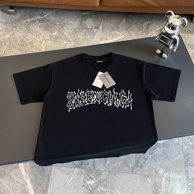 顶级版本 巴黎世家Balenciaga 新年系列字母印花短袖T恤 巴黎世家一贯的大落肩超宽版型，自带Oversize属性，新年系列印花图案，简单大方 进口印花