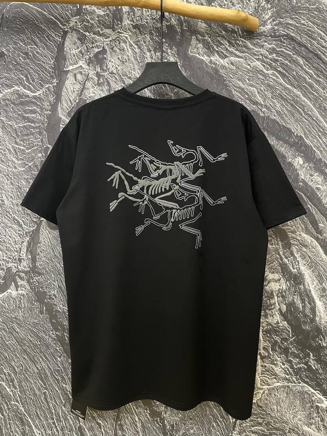 顶级版本 始祖鸟 三色浮雕Logo发泡印花短袖 左下角细节小标 原版复刻 区别市场通货 采用原版同款索罗娜面料，面料具有微弹性，高织数，高密度，上身效果和舒适度