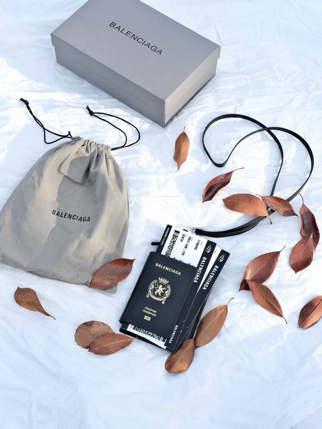 Balenciaga巴黎世家可拆斜挎纹理牛皮革护照包卡包小钱包 小红书 网红级爆款 出圈单品 潮人必备 原样开发 品质在线 所有配件细节还原Zp 不仅可以当日常