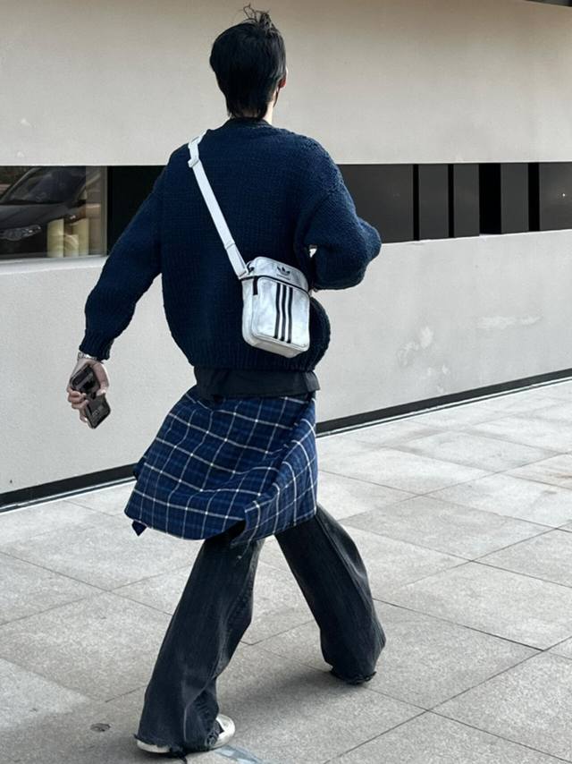 Balenciaga巴黎世家 X Adidas阿迪达斯联名三条杠斜挎包 真皮材质 皮质软糯细腻 扣具一一开模 三条杠做旧效果 完美还原 配原版防尘布袋 吊牌 册
