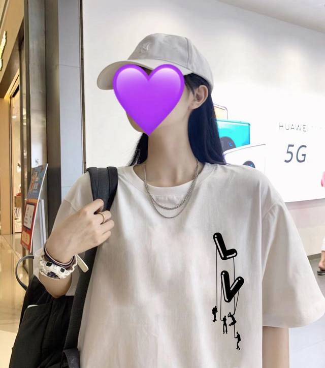 Louis Vuitton Lv 路易威登荡秋千圆领短袖半袖T恤 面料采用260克纯棉双纱食毛面料 双线二本针压线 久洗不变形 原版定制三标 高端进口印花 随意