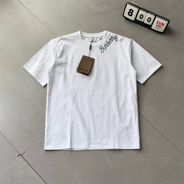 25Ss Burberry 宽松休闲夏季圆领短袖巴宝莉刺绣T恤官网同步 男女同款 追求品质与百搭的时尚爱好者们，这件T恤绝对不容错过。刺绣采用精湛工艺，牢固耐用