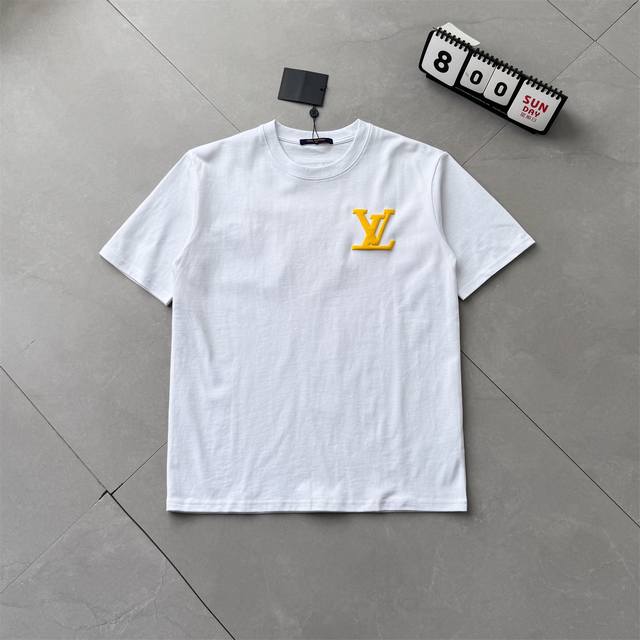 Lv天花板实拍图顶级细节图 路易威登男女同款户外运动透气2025春夏最新黄色四叶草发泡印花短袖宽松休闲时尚百搭T恤 在时尚的世界里，每个人都渴望展现独特个性，这
