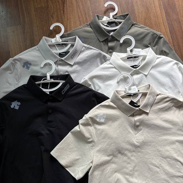 高品质，雪梨纸精包装 Descente 迪桑特25夏季新品！男士通勤百搭运动休闲轻量透气速干无痕压胶Polo衫短袖！线上线下同步！面料采用今年最新的棉质+植物纤