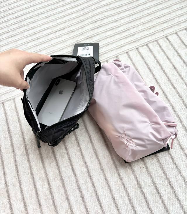 主推 原厂Arc'teryx 始祖鸟 超轻机能斜挎腰包 重工刺绣完美无缺，超轻面料有型又易折叠 尺寸：6L，25*9*17 配的：黑色 樱花粉 稍透 轻装出行只