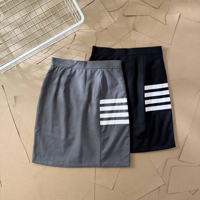 Tb经典四杠中长款高腰包臀裙 D10 Thom Browne 汤姆布朗.Tb新款经典四道杠中长款高腰包臀裙 正品起版 采用圆形红白蓝拉链头 面料采用高档免烫西装