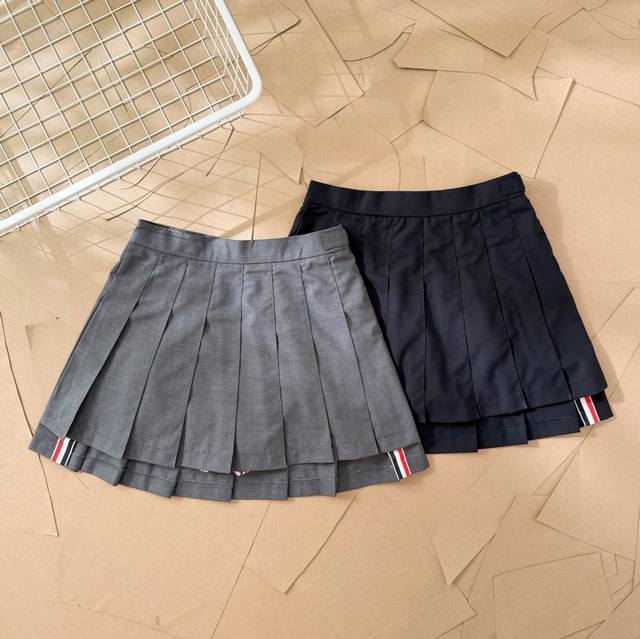 Tb经典前短后长百褶裙 D06 Thom Browne 汤姆布朗.Tb经典前长后短开叉基础短裙 正品起版 前长后短开叉经典短裙 圆形红白蓝拉链头 面料采用高档免